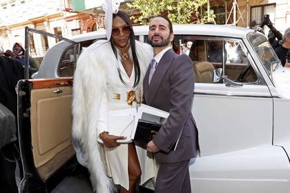 Naomi llegó a la iglesia en un Rolls-Royce blanco, como su look. Allí se encontró con Marc Jacobs.