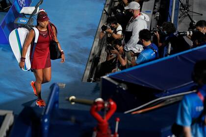 Naomi Osaka, de Japón, abandona el centro de la cancha luego de ser derrotada por Marketa Vondrousova, de la República Checa, durante la tercera ronda de la competencia de tenis en los Juegos Olímpicos de Verano de 2020, el martes 27 de julio de 2021, en Tokio, Japón.