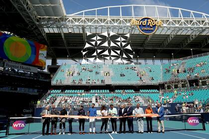 Naomi Osaka de Japón, Novak Djokovic de Serbia, Serena Williams y Roger Federer de Suiza participan en la ceremonia de corte de cinta celebrada en la cancha central durante el Abierto de Miami