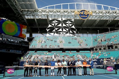 Naomi Osaka de Japón, Novak Djokovic de Serbia, Serena Williams y Roger Federer de Suiza participan en la ceremonia de corte de cinta celebrada en la cancha central durante el Abierto de Miami