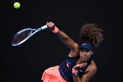 Naomi Osaka de Japón saca en su cuarto partido individual femenino de la ronda contra Garbine Muguruza de España el día 7 del Abierto de Australia en Melbourne Park en Melbourne, el domingo 14 de febrero de 2021.