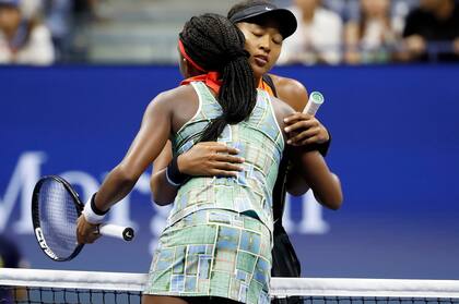 Naomi Osaka saluda a Coco Gauff