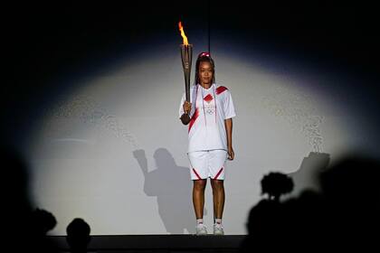 Naomi Osaka se prepara para encender el pebetero olímpico en Tokio el 23 de julio del 2021. (AP Photo/Natacha Pisarenko, File)