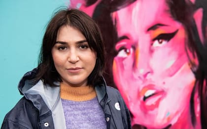 Naomi Parry en la inauguración de un mural para anunciar una exposición sobre Amy Winehouse en el Museo del Diseño, en Londres, en septiembre de 2021
Jeff Spicer (Getty Images)