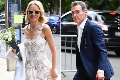 Naomi usó un vestido de novia Sweetheart Water Lilly Guipure de Oscar de la Renta de $5000 dolares, sosteniendo un ramo de novia. También se la vio con un anillo de bodas de oro. Billy, quien vestía un traje azul marino y una camisa blanca, mientras cargaba sus bolsas de viaje.