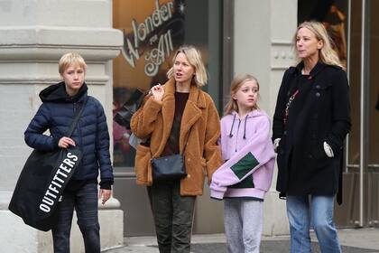 Naomi Watts, de paseo en Soho con sus hijos, Sasha y Kai Schreiber