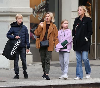 Naomi Watts y sus hijos Sasha Schreiber y Kai Schreiber hace seis años