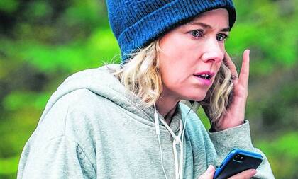 Naomi Watts es una reciente viuda que hará hasta lo imposible por salvar a su hijo.