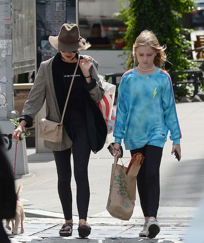 Naomi Watts, muy relajada paseando por Nueva York en un paseo familiar