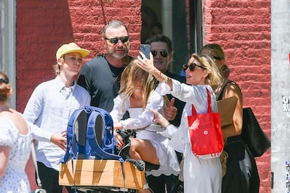 Naomi Watts y Billy Crudup de paseo con el ex de la actriz, Liev Schreiber y sus hijos 


