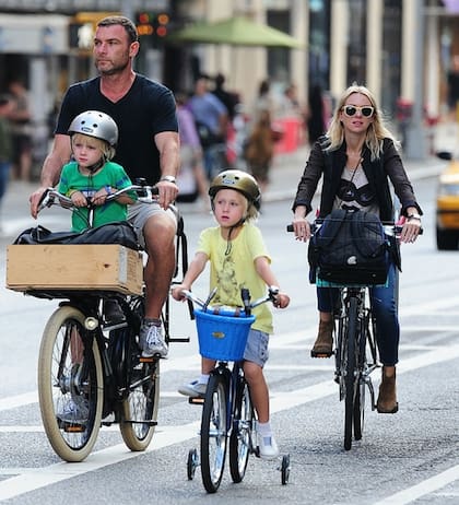 Naomi y su familia, en bicicleta
