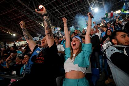 Los fanáticos del SSC Napoli celebran que su equipo ganó el título de la Serie A