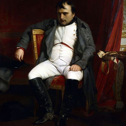 Napoleón aparece en esta obra del francés Paul Delaroche (1797-1859) en Fontainbleau durante la primera abdicación, en 1814... enojado, con razón, y aparentemente bajito.