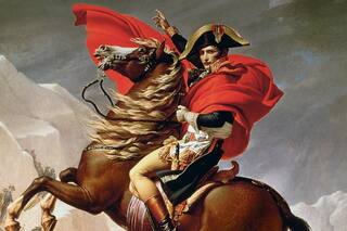 Del icónico bicornio a la cama del emperador, la “novela” de su vida en cien objetos