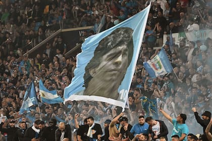 Los napolitanos sumaron el tercer Scudetto: Maradona es el máximo símbolo de los hinchas