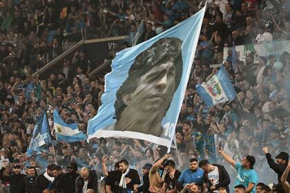 Los fanáticos de Napoli celebran después del partido de fútbol de la Serie A italiana entre Udinese y Napoli el 4 de mayo de 2023 en el estadio Friuli en Udine