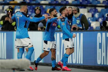 Napoli festeja el 1 a 0 que convirtió Dries Mertens