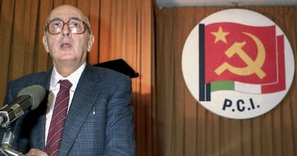 Napolitano en 1991, con el escudo del Partido Comunista Italiano