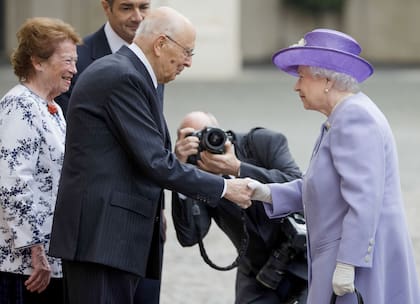 Napolitano junto a la reina Isabel, en 2014. (AP/Alessandra Tarantino, File)