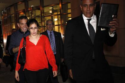 Napout se retira de los Tribunales de Brooklyn acompañado por su esposa y su abogado