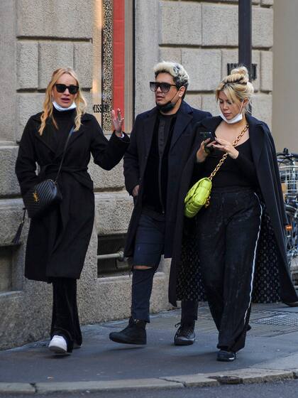 Nara, junto a su amigo y estilista Kenny Palacios, y una amiga, por las calles de Milán