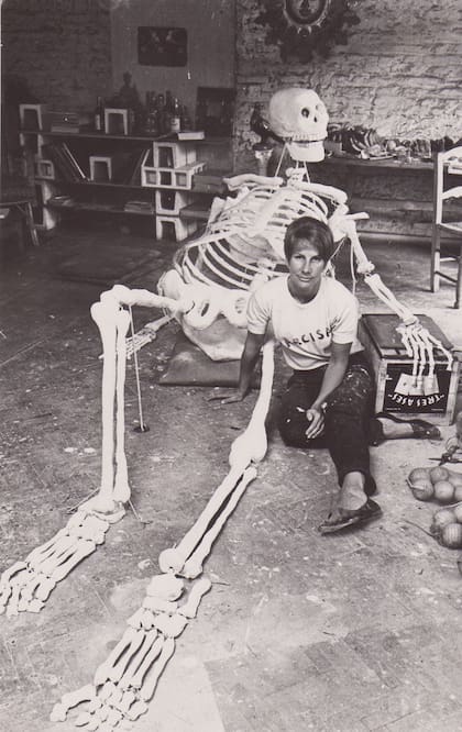 Narcisa con el esqueleto creado para el happening Marabunta