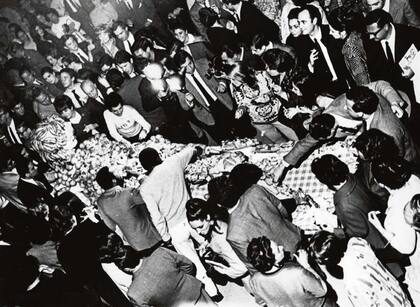 Narcisa Hirsch. Registro documental sobre el happening Marabunta, de 1967, en el Teatro Coliseo de Buenos Aires: un esqueleto de cuatro metros cubierto de comida contiene en su interior palomas y cotorras vivas.