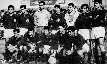 Narciso Doval (abajo, a la izquierda), en una formación de San Lorenzo, en 1962