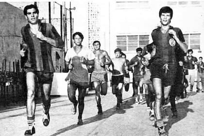 Narciso Doval, el segundo desde la izquierda, en un entrenamiento de San Lorenzo; al frente, a la derecha, Héctor Veira