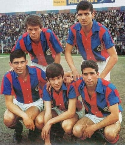Narciso Doval junto a la Oveja Telch, Fernando Arean, el Bambino Veira y Victoria Casa, en los tiempos de los "carasucias", en San Lorenzo.