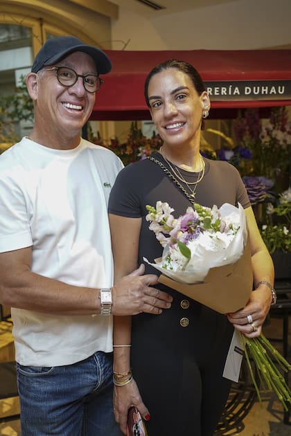 Narcisos, iri, junquillos, hortensias y rosas importadas, cuya docena cotiza en 30 mil pesos, se ofrecen en la Florería del Duhau