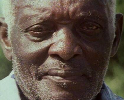 Narcisse dice haber sido resucitado la noche de su entierro y forzado a trabajar en la hacienda de un hechiero vudú.