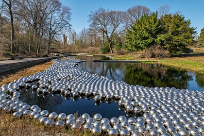 Narcissus Garden (1966/2021), 1.400 esferas de acero inoxidable se mueven por el viento y las corrientes, cada uno reflejando el entorno que los rodea con un efecto cautivador.