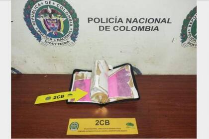 Encontraron una biblia en cuyo interior había 1896 gramos de cocaína