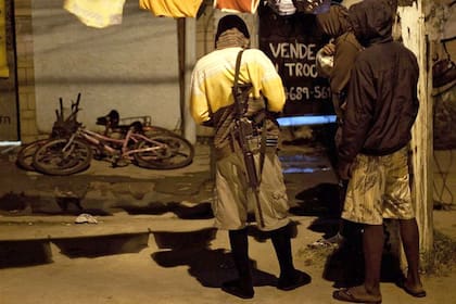 Narcos fuertemente armados, en una favela