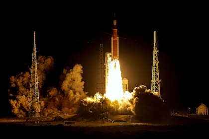 El cohete Artemis I del Sistema de Lanzamiento Espacial (SLS) de la NASA, con la cápsula Orión acoplada, se lanza en el Centro Espacial Kennedy de la NASA el 16 de noviembre de 2022 en Cabo Cañaveral, Florida.