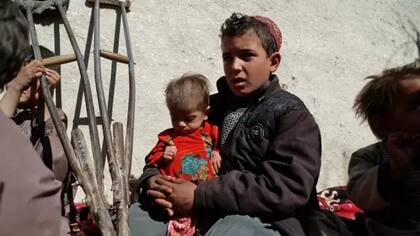 Naseebullah, de 10 años, ya comenzó a trabajar en los campos para ayudar a su familia a ganar dinero. En la foto con su hermana Farzana