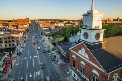 Nashua (una de las ciudades de New Hampshire) fue elegida como la mejor ciudad de los Estados Unidos para mudarse por ser segura y tener una gran cantidad de ofertas laborales