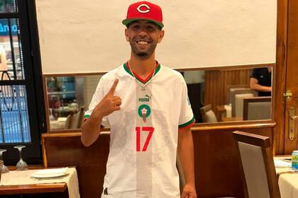 Nasraoui, con una camiseta de Marruecos, cuya federación de fútbol ofreció a su hijo Lamine jugar por el seleccionado; el hombre participó en una pelea y terminó en un hospital, tras ser agredido con un arma blanca.