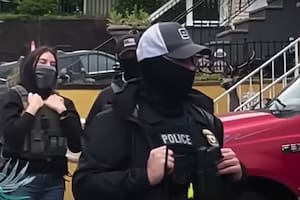 Nassau permitirá que sus policías utilicen mascarillas durante operativos migratorios, pese a haberlas prohibido para el resto de los ciudadanos