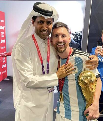 Nasser Al-Khelaifi, presidente de PSG, felicita a Lionel Messi tras ganar la Copa del Mundo en Qatar 2022