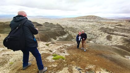 Natacha Correa y Dimitri van Hoff retratados por el guía en uno de los miradores del recorrido