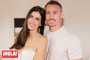 El ex puma y la top model posan con sus hijos y hablan de su vida en Francia y sus ganas de volver al país