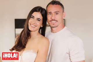 El ex puma y la top model posan con sus hijos y hablan de su vida en Francia y sus ganas de volver al país