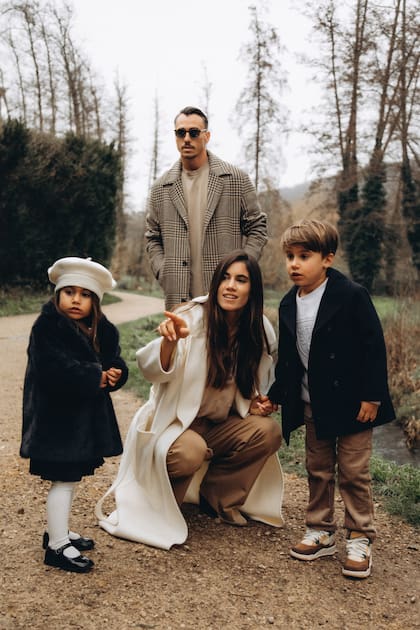 Natacha en las afueras de Igny, donde
vive, con su marido, el ex Puma
Juan Imhoff –que el año pasado anunció
su retiro del rugby– y sus dos hijos,
Bastian y Nikita. “Nuestra familia es el
motor de todas las cosas que estamos
logrando. Los chicos son un amor y se
llevan muy bien entre ellos. Les encanta
estar juntos”, cuenta la modelo.