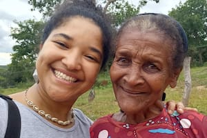Natacha, junto a una prima de su abuelo.