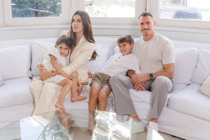 Natacha y Juan posan con sus hijos Nikita y Bastian.
En su paso por Buenos Aires, el matrimonio celebró
con sus más íntimos el cumpleaños número 4 de
la más chica de la familia. “Es coqueta como yo.
Con Juan le regalamos un coiffeuse, que es un
mueblecito donde ponés tus maquillajes y cosas,
igual al mío pero más chiquito, y le encantó”, cuenta
entusiasmada la modelo