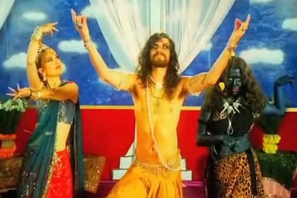 Al mejor estilo Bollywood, Portman participó del video "Carmensita", de Devendra Banhart, y se enamoró del artista estadounidense de origen latino