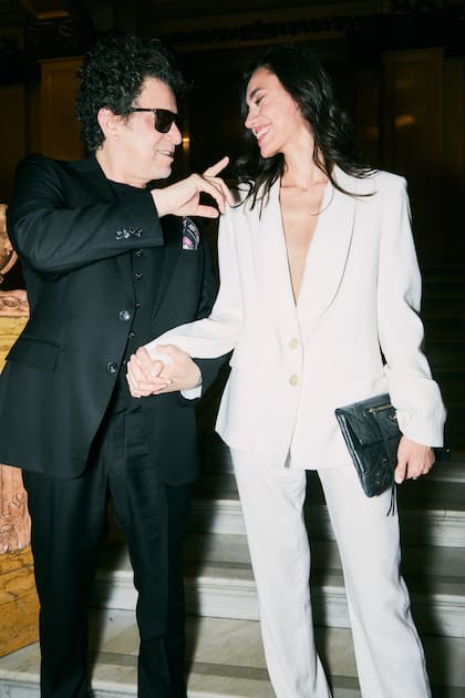 Natalí Franco es cordobesa y la novia de Andrés Calamaro quien la presentó ayer en la gala por el 30 aniversario de Azcuy en el Teatro Colón.