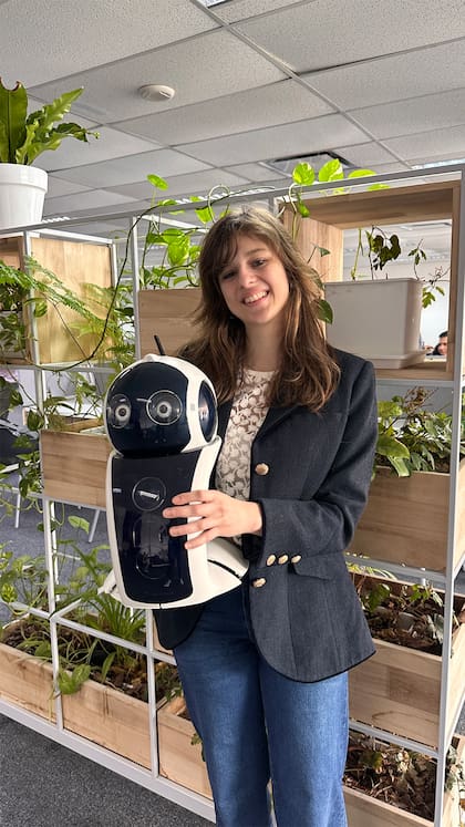 Natalí Lilienthal creó el robot Tooly, para ayudar a adultos mayores, como tesis de grado en el ITBA